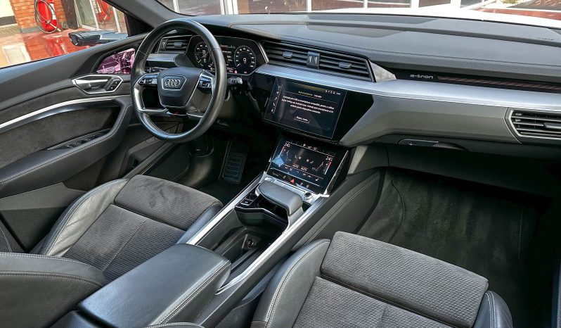 
								Audi e-tron 55 quattro S line full									